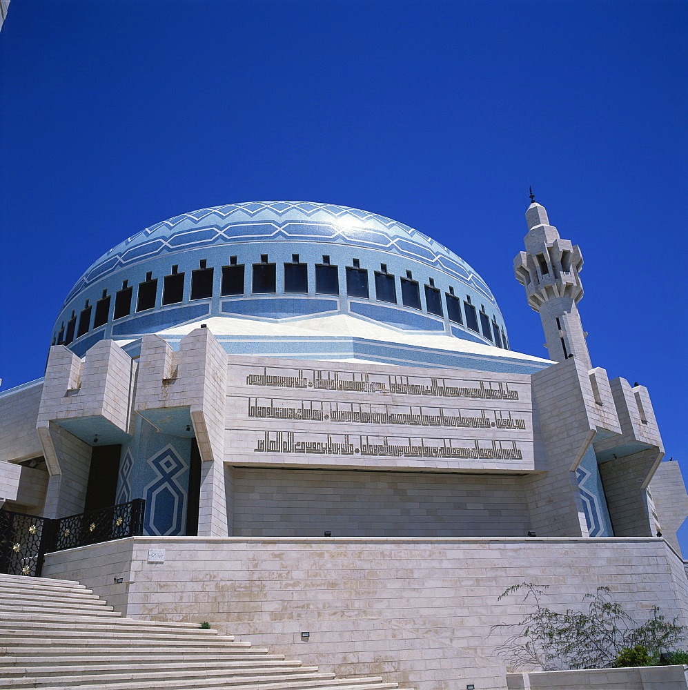 The King Abdullah Mosque, built in 1990, the main mosque of Jordan named after King Hussein's grandfather, Amman, Jordan, Middle East