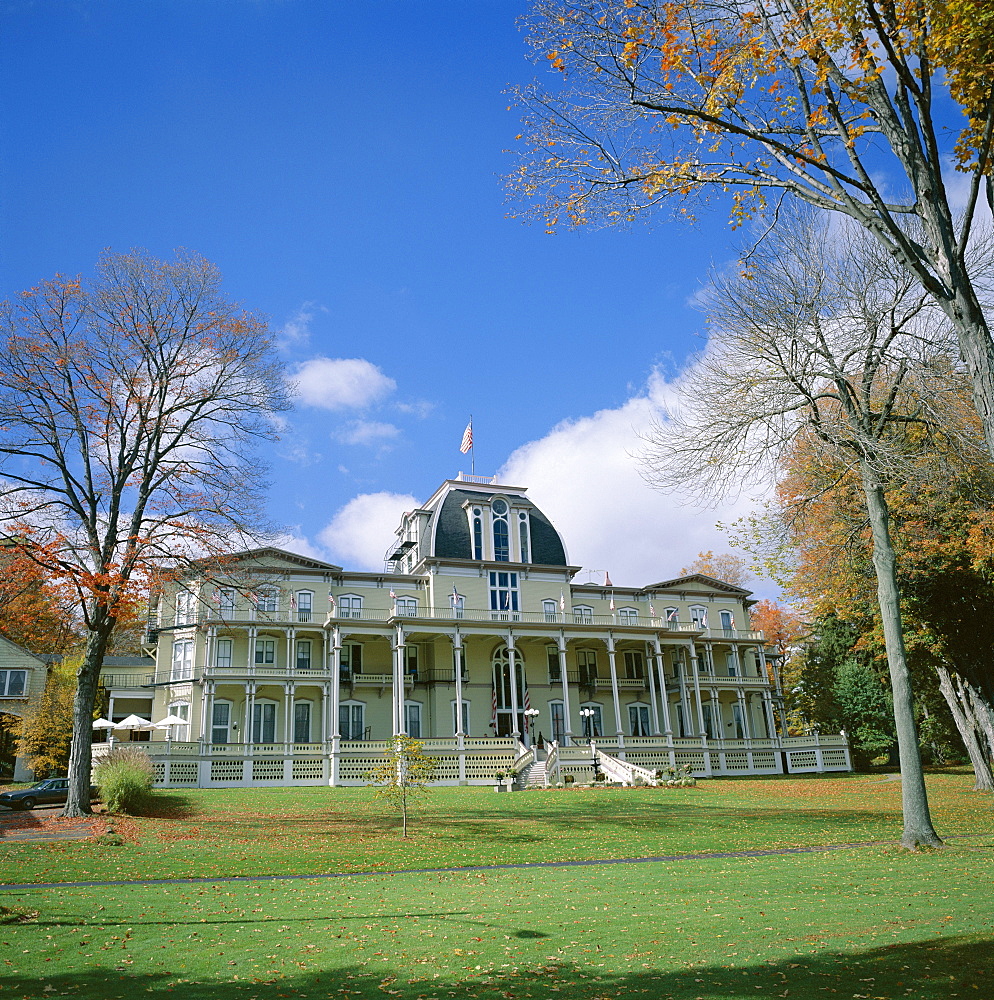 Exterior of the Athenaeum Hotel, the first building in the world to be lit by Thomas Edison's electric light bulb in 1879, Chautauqua, New York State, United States of America (USA), North America