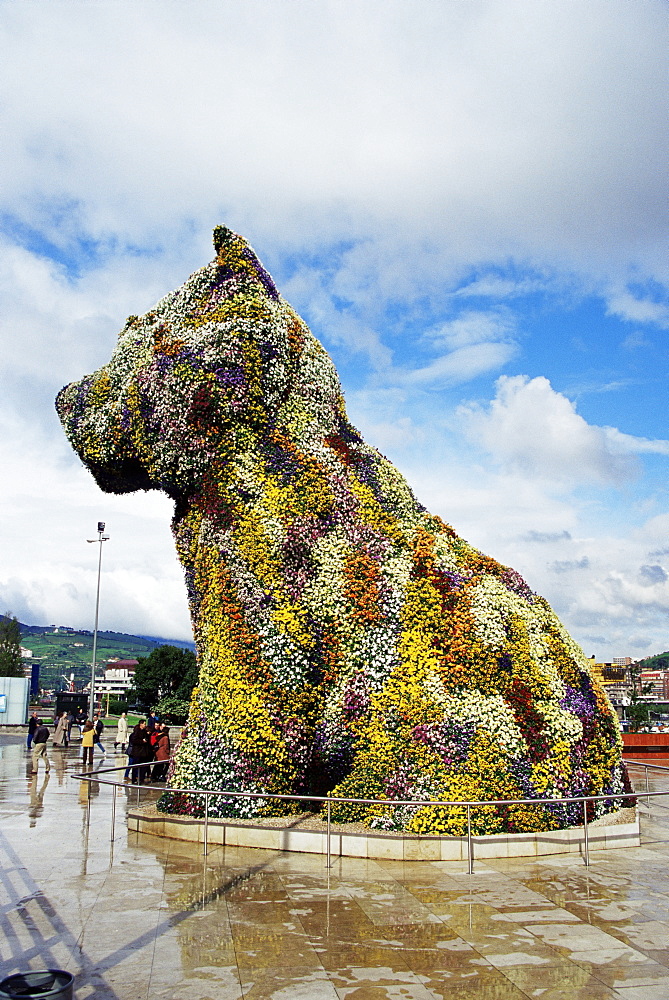 Jeff Koons "Puppy", 1992, stainless steel, soil and flowering plants, Guggenheim Museum, Bilbao, Euskadi (Pais Vasco), Spain, Europe