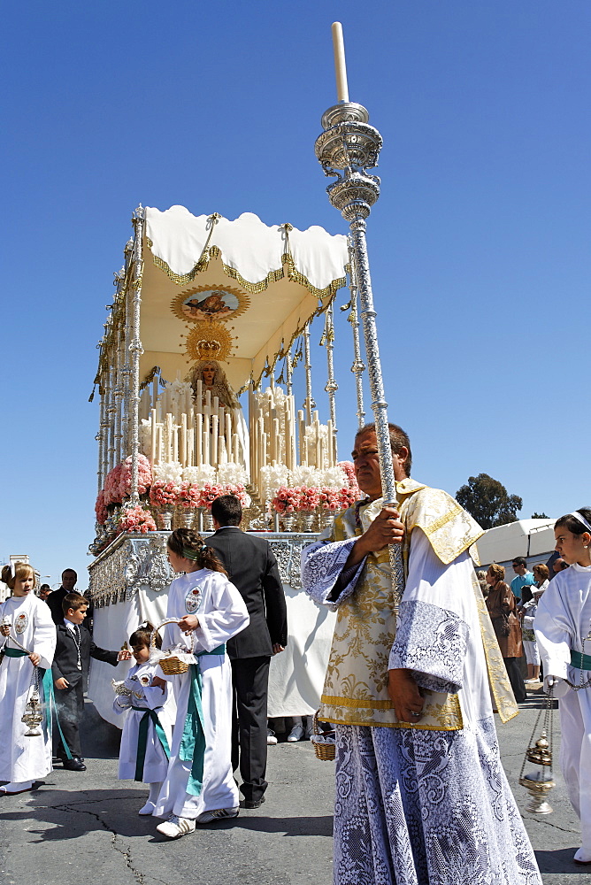 Float of the Virgin Mary, Easter Sunday procession at the end of Semana Santa (Holy Week), Ayamonte, Andalucia, Spain, Europe