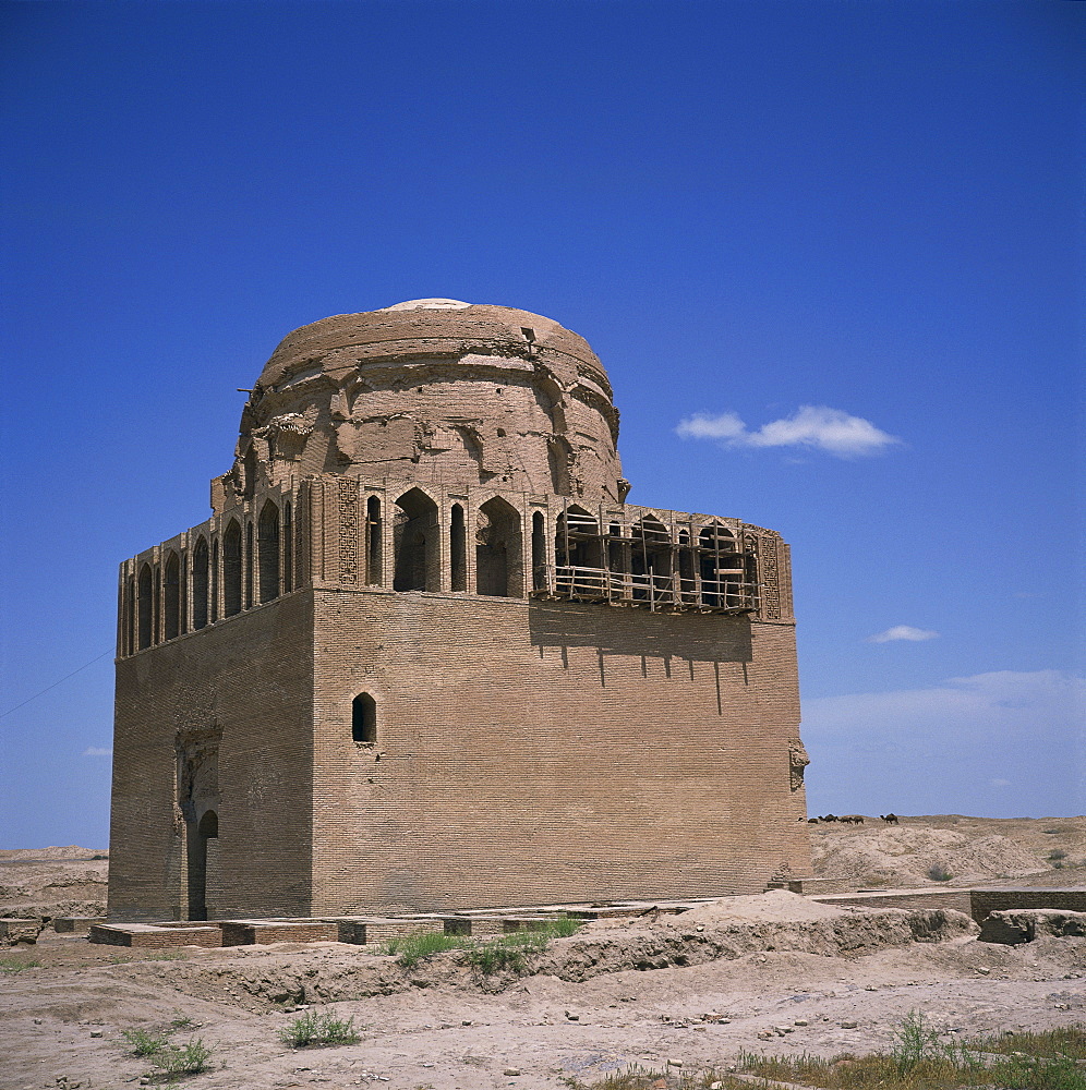 The mausoleum of Sultan Sandjar, 1140-50, in Old Merv, UNESCO World Heritage Site, Turkmenia, Central Asia, Asia