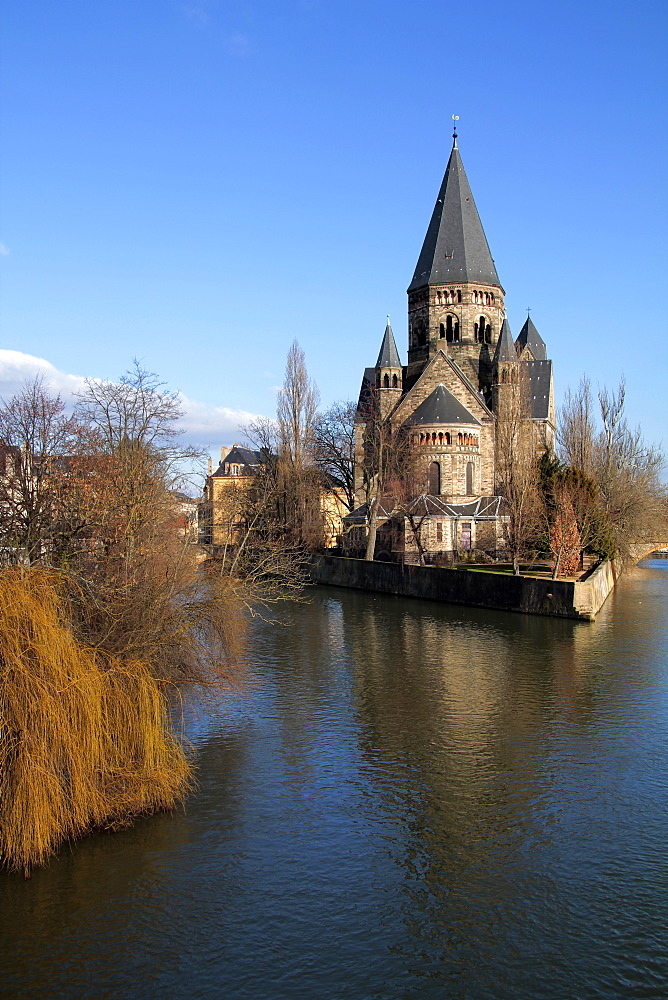 River Mosel and Temple Neuf, Metz, Lorraine, France, Europe