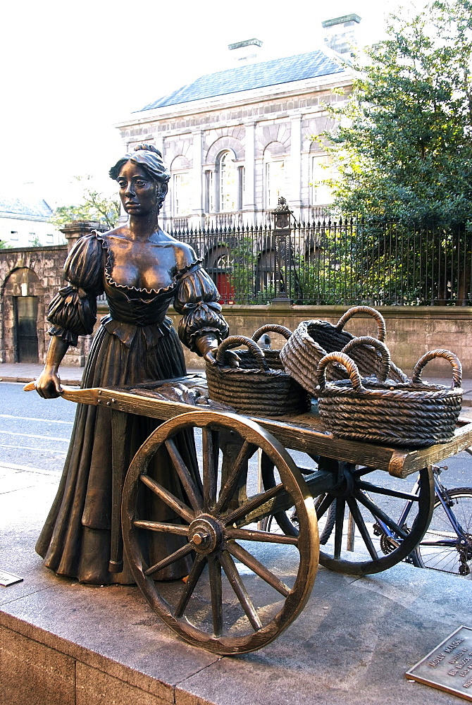 Molly Malone statue, Grafton Street, Dublin, Republic of Ireland, Europe