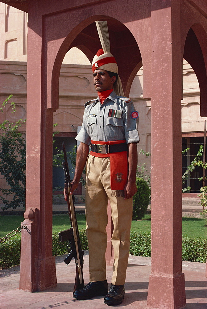 Guard of honor, Pakistan Rangers regiment, guards the tomb of National Poet Sir Muhammed Iqbal outside Badshahi Mosque, Lahore, Punjab, Pakistan, Asia