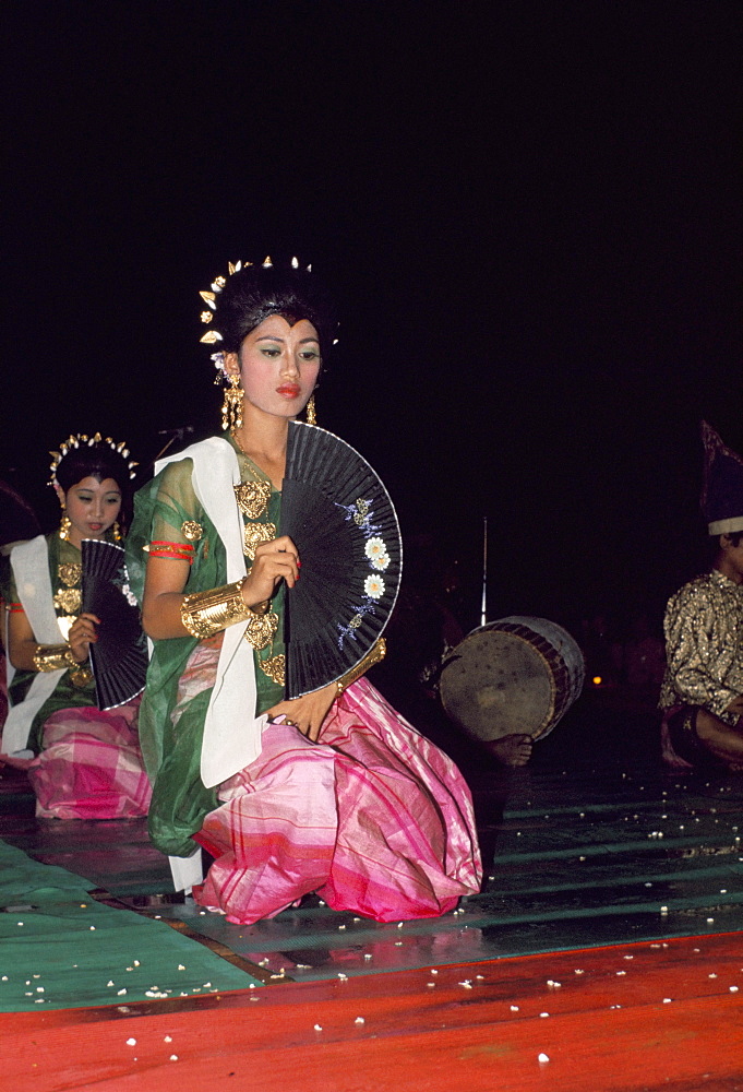 Dancers at folk festival, Wakassar, southern Sulawesi, Indonesia, Southeast Asia, Asia