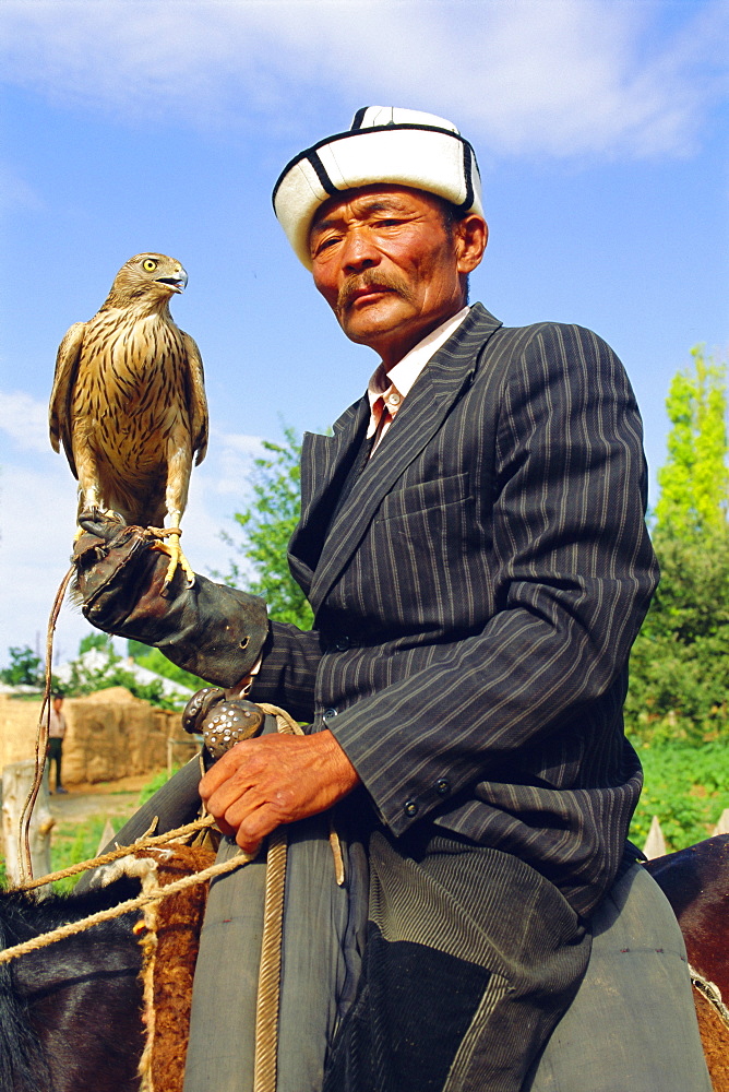 Man with his goshawk, Otoraigur near Balikchi, Kyrgyzstan, Central Asia