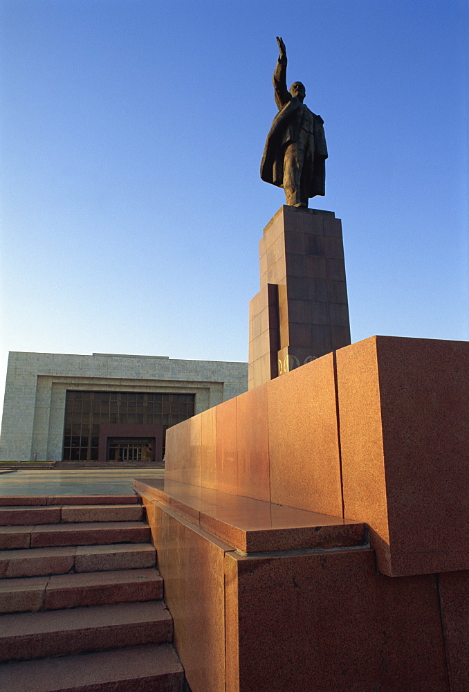 One of last Lenin statues, Lenin Square, Bishkek, Kyrgyzstan, Central Asia, Asia