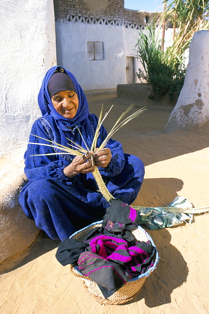 Elderly woman plaiting rushes, Bashindi, Dakhla oasis, Western Desert, Egypt, North Africa, Africa