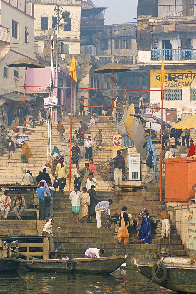 Crowd at Dasashvamedha Ghat, Varanasi (Benares), Uttar Pradesh, India, Asia