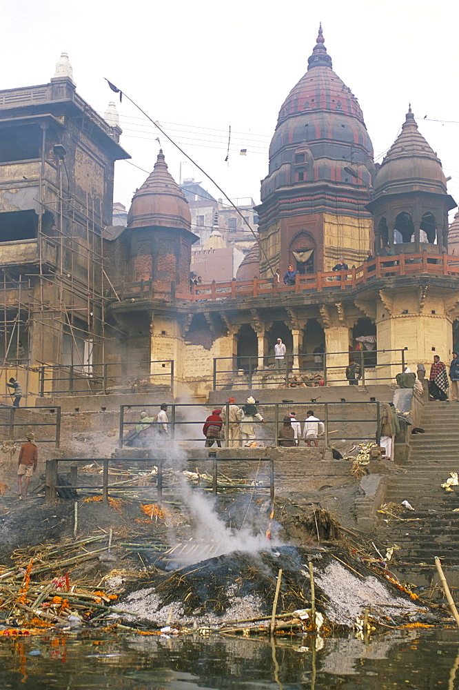 Cremation pyres, Manikarnika Ghat, Varanasi (Benares), Uttar Pradesh, India, Asia