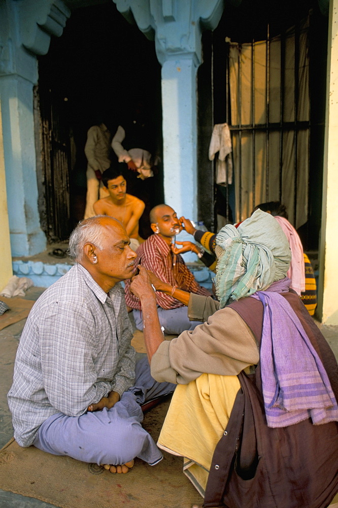 Open air barber, near main square, Varanasi (Benares), Uttar Pradesh, India, Asia