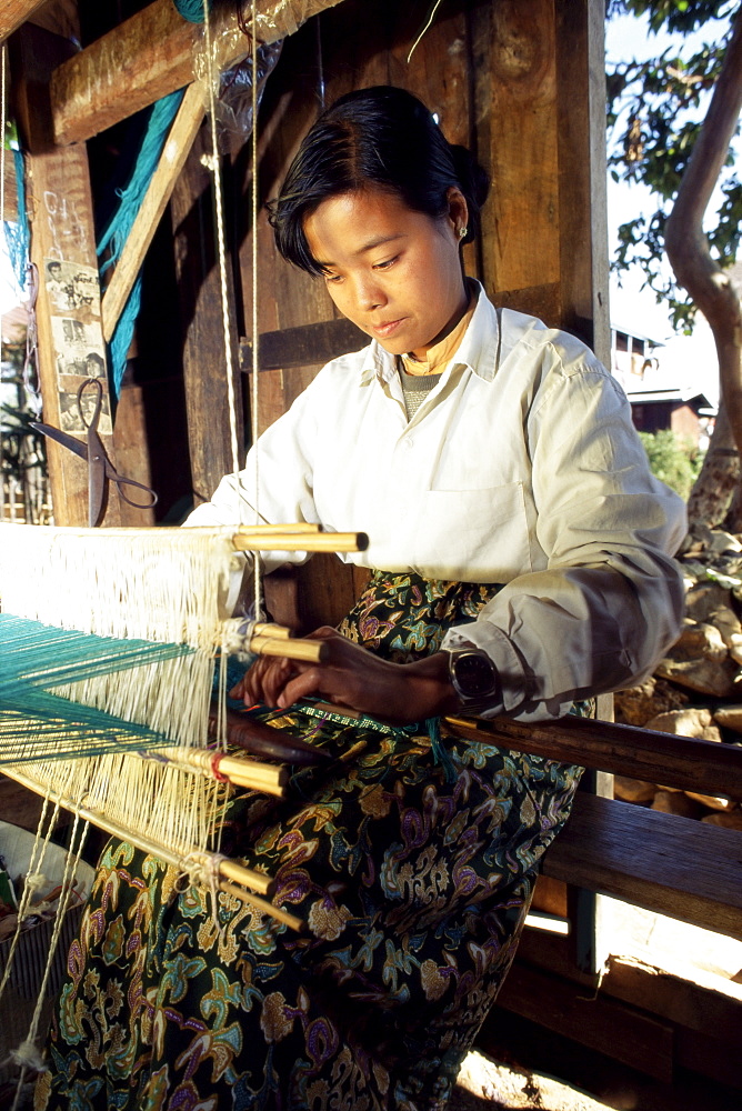 Intha girl weaving longyis, Inle Lake, Shan State, Myanmar (Burma), Asia