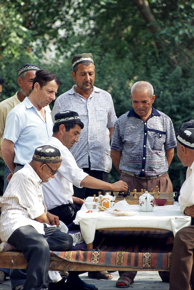 Elderly men playing chess, Lyab-i-Khauz, Bukhara, Uzbekistan, Central Asia, Asia