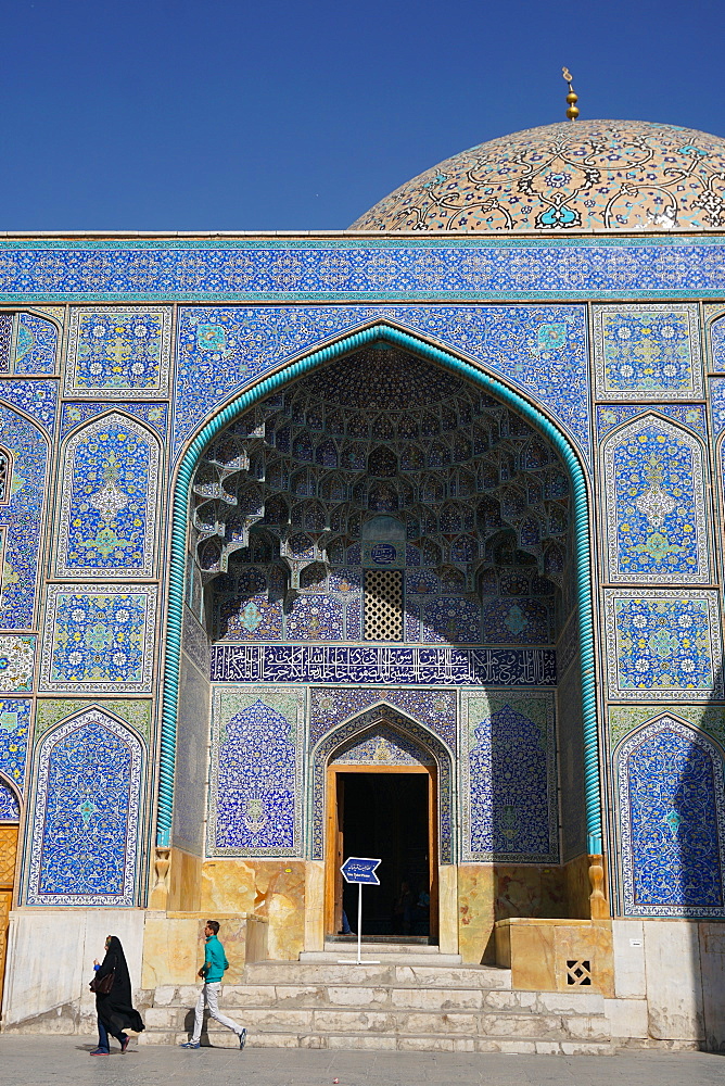 Entrance of Sheikh Lotfollah Mosque, UNESCO World Heritage Site, Isfahan, Iran, Middle East