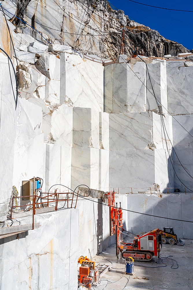 Stone cutter at Cervaiole Marble Quarry on Mount Altissimo, Seravezza, owned by Henraux, Tuscany, Italy, Europe