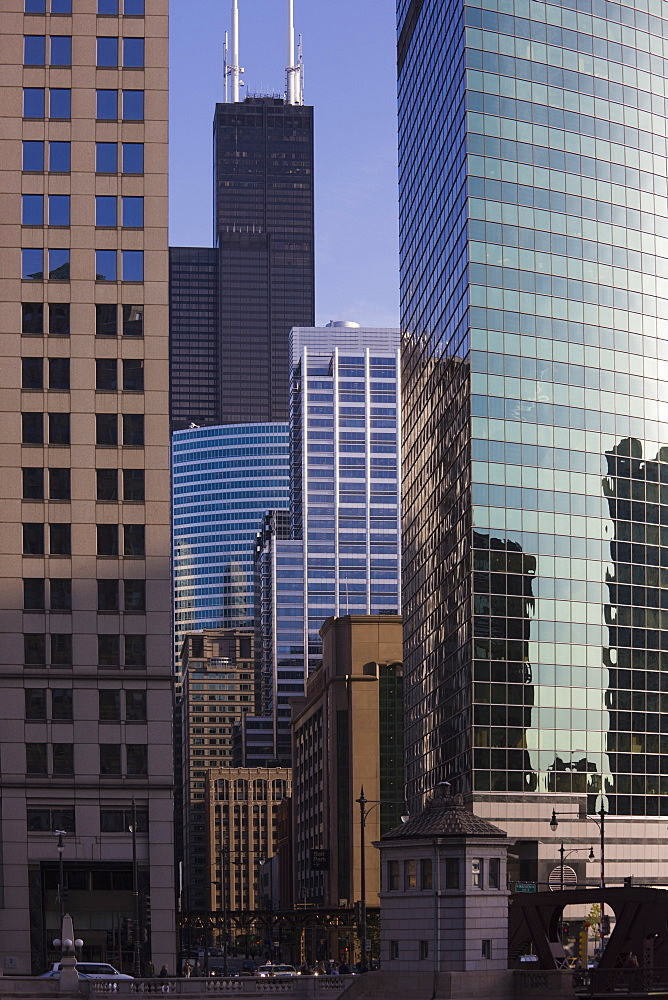 Chicago skyscrapers, Sears Tower behind, 333 West Wacker Drive, right, Chicago, Illinois, United States of America, North America