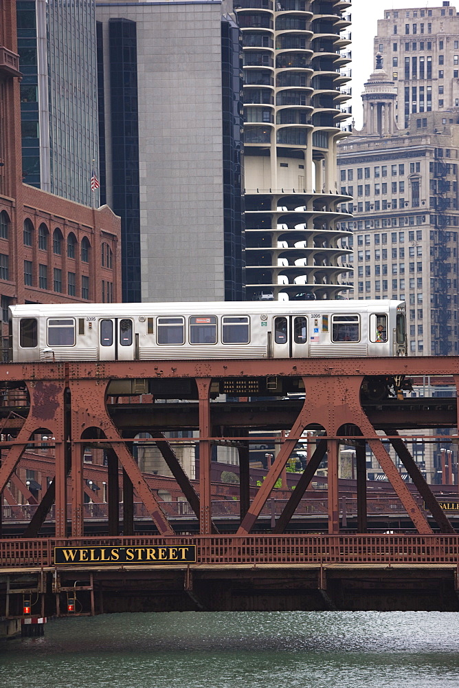 An El train on the Elevated train system crossing Wells Street Bridge, Chicago, Illinois, United States of America, North America