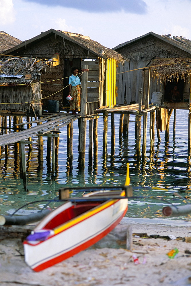 Stilt house built by Philippino refugees on east coast of Borneo by Bajau people, Mabul Island, Sabah, Malaysia, island of Borneo, Southeast Asia, Asia