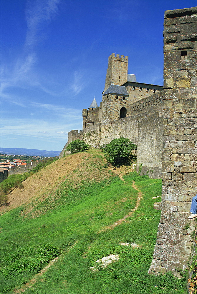 The walls and towers of the town of Carcassonne, UNESCO World Heritage Site, Languedoc Roussillon, France, Europe