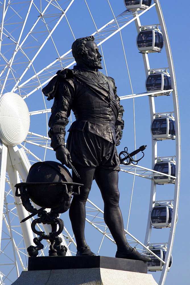 Statue of Sir Francis Drake, Plymouth Hoe, Plymouth, Devon, England, United Kingdom, Europe