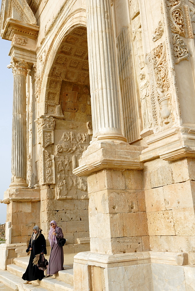 Moslem women and Arch of Septimius Severus, Leptis Magna, UNESCO World Heritage Site, Libya, North Africa, Africa