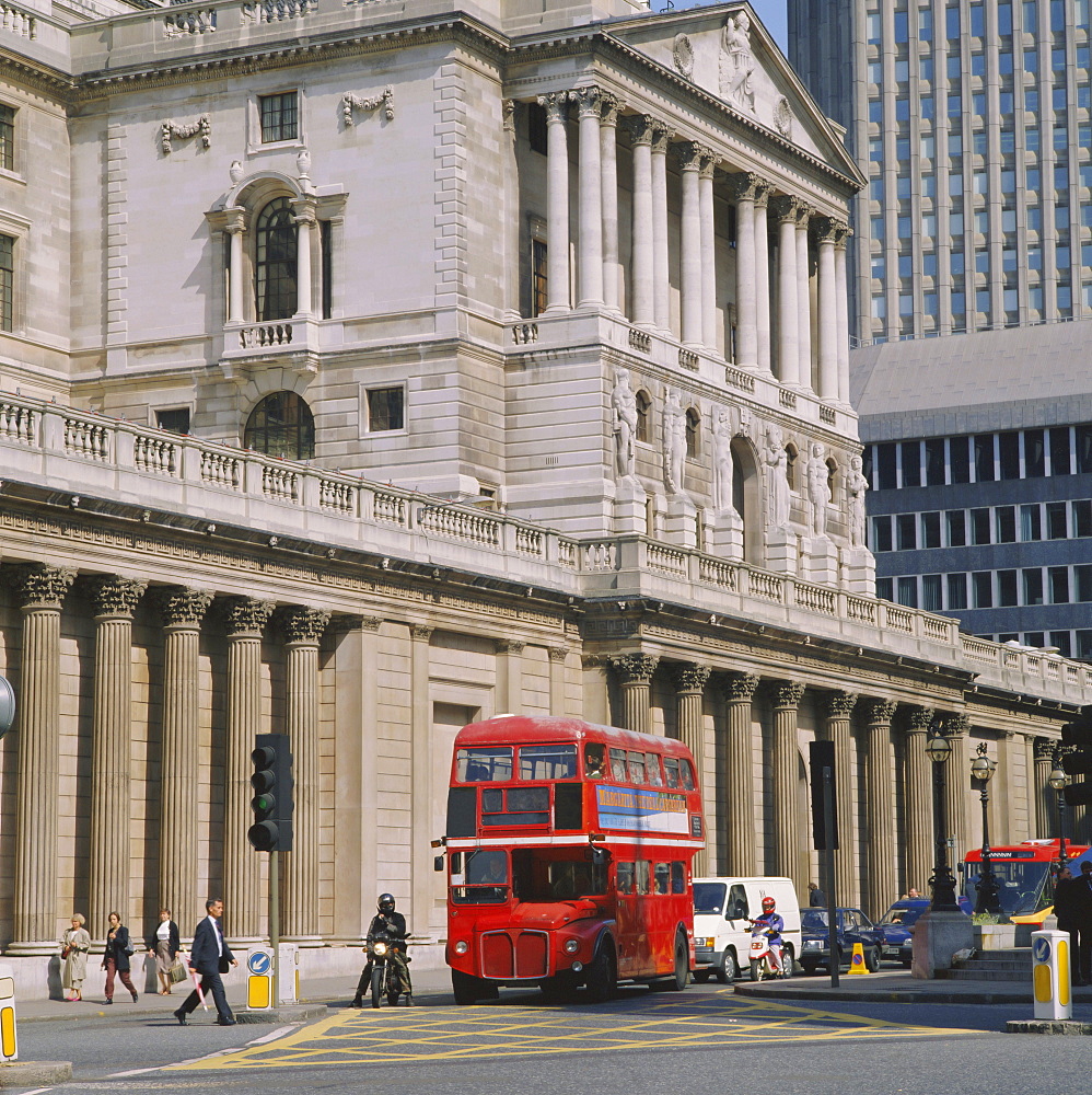 Double decker bus in front of the Bank of England, Threadneedle Street, City of London, London, England, UK