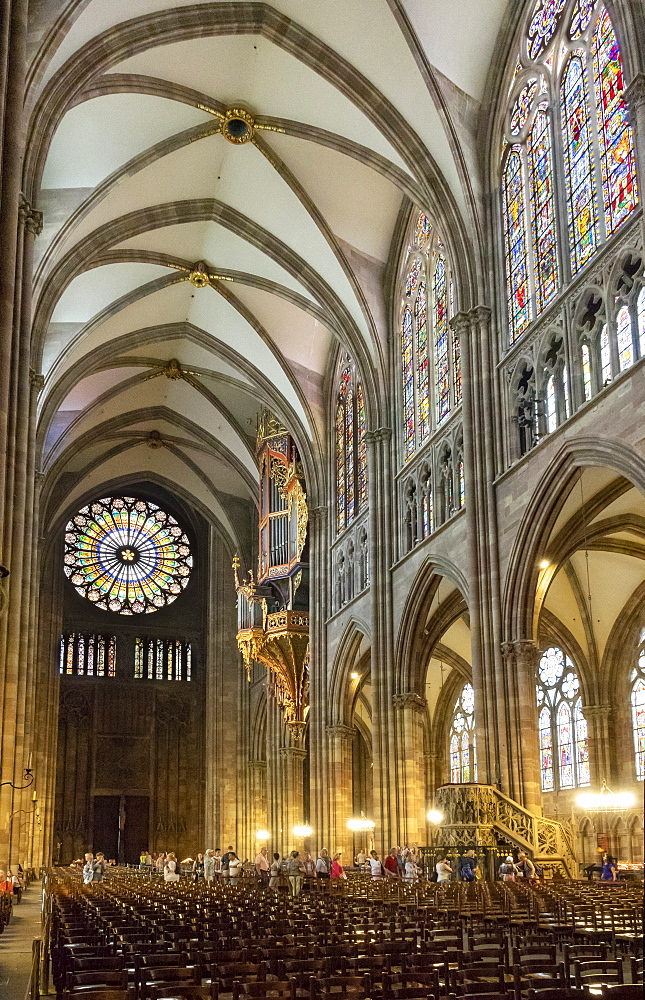 Nave looking West, Strasbourg Cathedral, UNESCO World Heritage Site, Strasbourg, Alsace, France, Europe