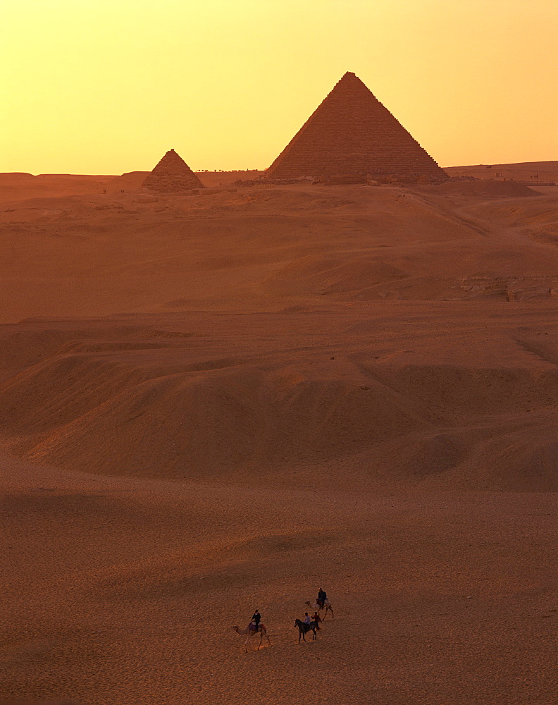 Camel riders at Giza Pyramids, Giza, UNESCO World Heritage Site, Cairo, Egypt, North Africa, Africa