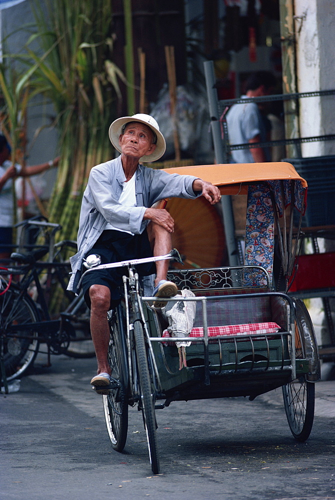 Cycle taxi rider resting, Singapore, Southeast Asia, Asia