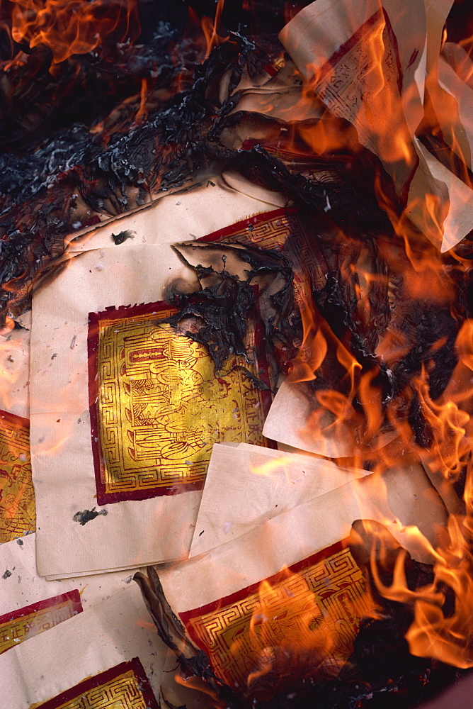 Heavenly money on fire during Pekin Street funeral, Chinatown, Singapore, Southeast Asia, Asia