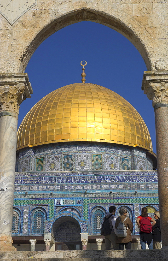 Tourists at the Dome of the Rock, Old City, UNESCO World Heritage Site, Jerusalem, Israel, Middle East