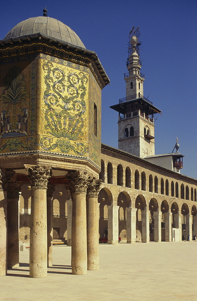 The Hazneh (Treasury), courtyard and minaret, Omayad Mosque, Damascus, UNESCO World Heritage Site, Syria, Middle East