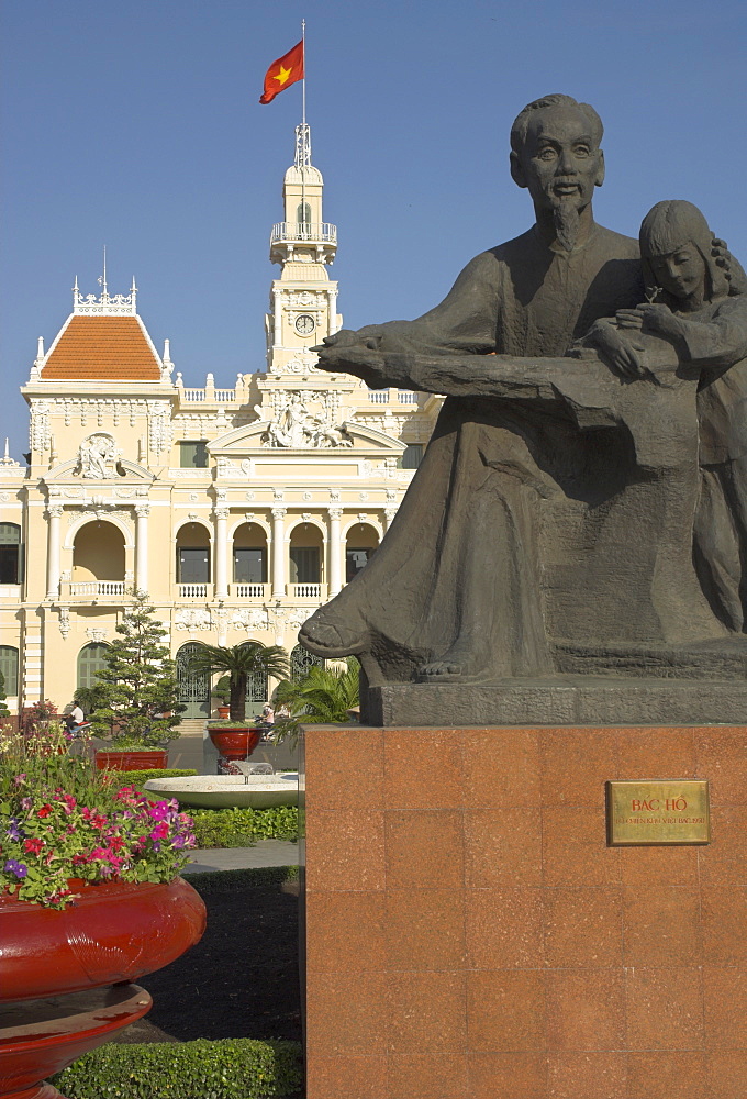 Statue of Ho Chi Minh in front of the Hotel de Ville (People's Committee Building), Ho chi Minh City (Saigon), Vietnam, Indochina, Southeast Asia, Asia