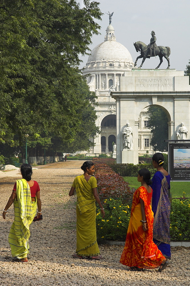 Women wearing colourful saris in the park with the Victoria Memorial beyond, Kolkata, West Bengal State, India, Asia