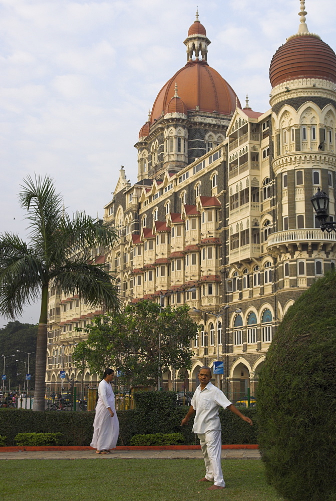 Guest doing morning exercises in public garden by the Taj Mahal Intercontinental hotel, Colaba, Mumbai (Bombay), Maharashtra state, India, Asia. 