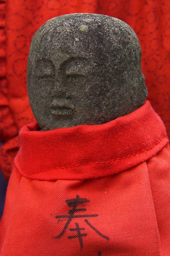 Small stone figure wearing traditional red dress, Nanzen Ji shrine, Kyoto, Kansai, Honshu, Japan, Asia