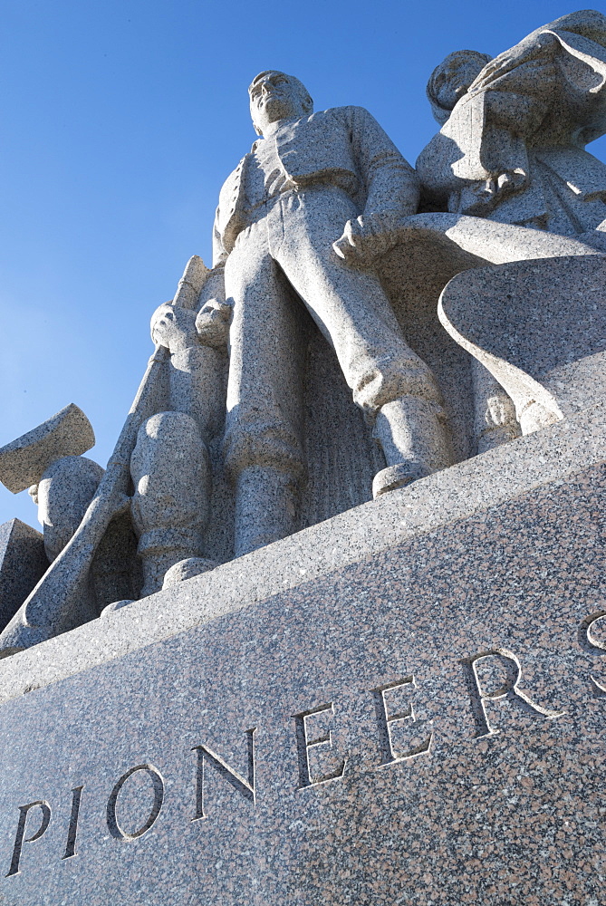 Pioneers statue on Boom Island park, Downton Minneapolis, Minnesota, United States of America, North America