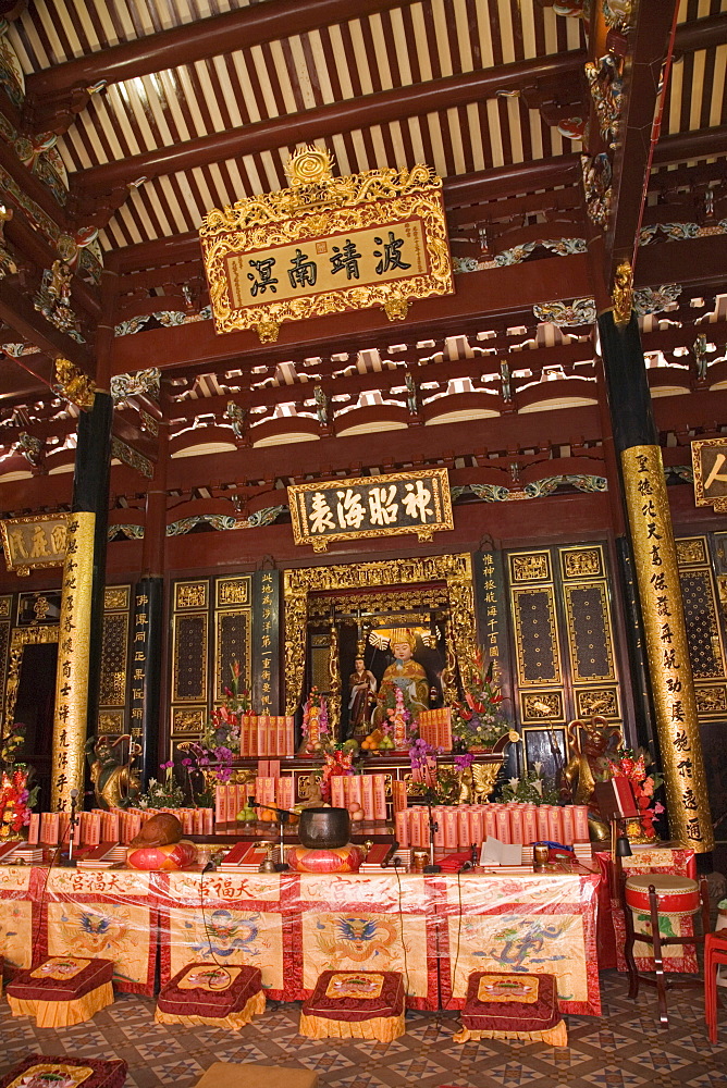 Altar in main prayer hall of Taoist temple, with Ma Po Cho sea goddess statue, Thian Hock Keng Temple of Heavenly Happiness built in 1842, dedicated to Matsu Sea Goddess, oldest Chinese temple in the city, Hokkien community, Chinatown, Outram, Singapore, Southeast Asia, Asia