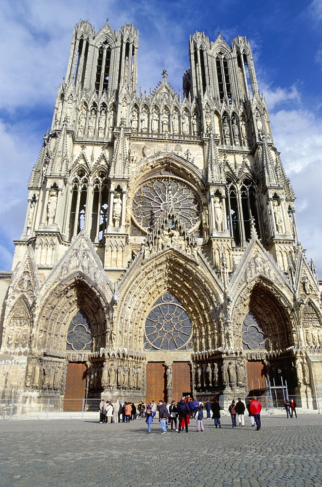 Tourists outside Reims cathedral, dating from 13th and 14th centuries, UNESCO World Heritage Site, Reims, Champagne region, France, Europe