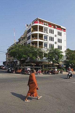 Monk on street, Phnom Penh, Cambodia, Indochina, Southeast Asia, Asia