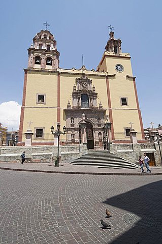 View from the Plaza de la Paz of the 17th century Basilica de Nuestra Senora de Guanajuato in Guanajuato, a UNESCO World Heritage Site, Guanajuato State, Mexico, North America