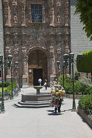 Balloon sellers, San Miguel de Allende (San Miguel), Guanajuato State, Mexico, North America