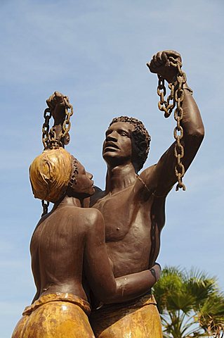 Statue des esclaves, statue commemorationg the freeing of the slaves, the chains are broken, Goree Island, near Dakar, Senegal, West Africa, Africa