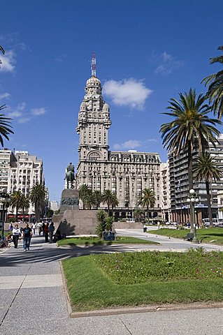 Palacio Salvo, on east side of Plaza Independencia (Independence Square), Montevideo, Uruguay, South America