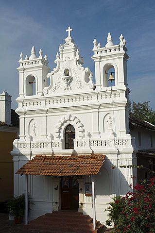 Old Portuguese church in grounds of Fort Tiracol, Goa, India, Asia