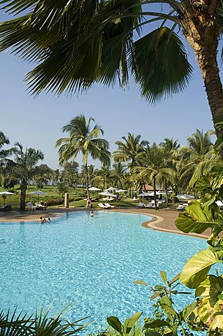 Swimming pool at the Leela Hotel, Mobor, Goa, India, Asia