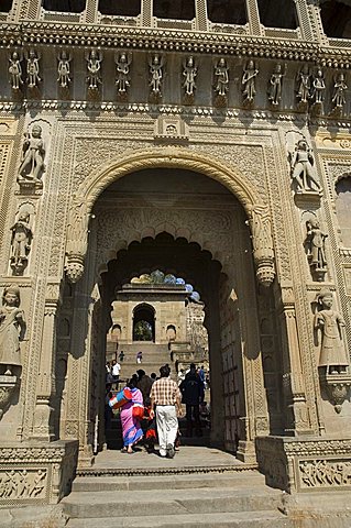 Shiva Hindu temple and Ahilya Fort Complex on banks of the Narmada River, Maheshwar, Madhya Pradesh state, India, Asia