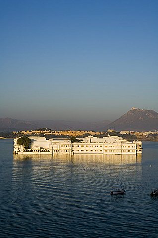 The Lake Palace hotel on Lake Pichola, Udaipur, Rajasthan state, India, Asia