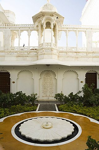 The Lake Palace Hotel on Lake Pichola, Udaipur, Rajasthan state, India, Asia