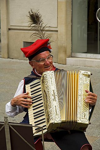 Musician near Main Market Square, Krakow (Cracow), Poland, Europe